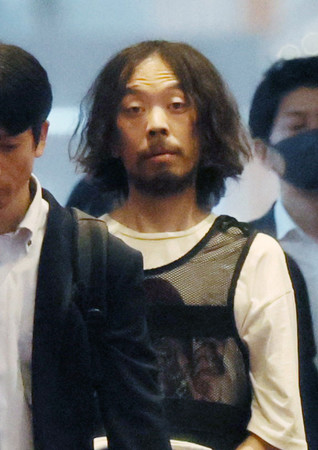 タイから移送され、羽田空港に到着した石川翔紀容疑者=23日午後、東京都大田区
