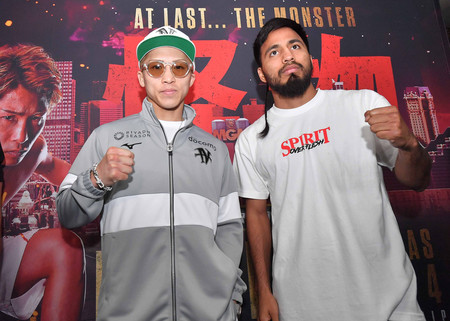挑戦者カルデナス(右)との写真撮影に応じるスーパーバンタム級統一王者の井上尚弥=23日、カリフォルニア州ロサンゼルス