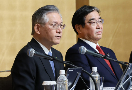 経営統合することで基本合意し、記者会見する第四北越フィナンシャルグループの殖栗道郎社長(左)と群馬銀行の深井彰彦頭取=24日午後、東京都港区