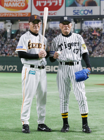 始球式に臨んだ元阪神の小山正明氏(右)と元東映フライヤーズの張本勲氏=2017年7月、東京ドーム