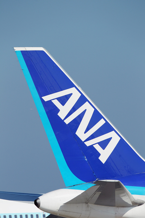 航空機の尾翼に描かれた全日空(ANA)のロゴマーク=東京・羽田空港