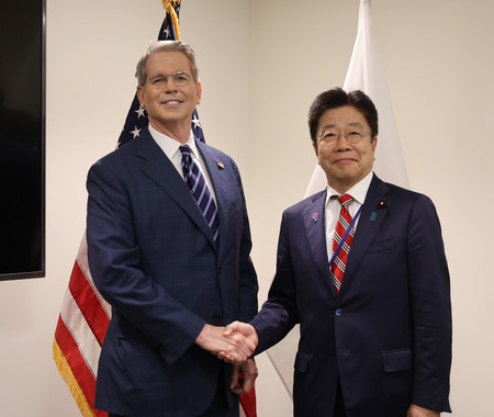 ベセント米財務長官(左)と握手する加藤勝信財務相=24日、ワシントン(財務省提供・時事)
