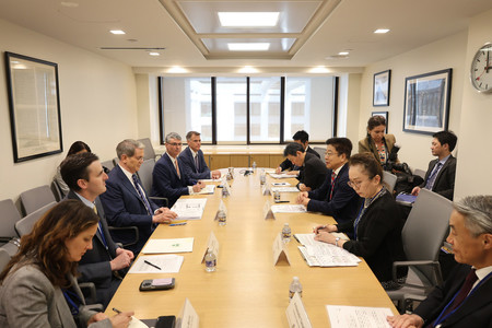 ベセント米財務長官(左手前から3人目)と会談する加藤勝信財務相(右手前から3人目)=24日、ワシントン(財務省提供・時事)