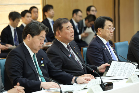 米国の関税措置に関する総合対策本部で発言する石破茂首相(中央)。右は赤沢亮正経済再生担当相=25日午前、首相官邸