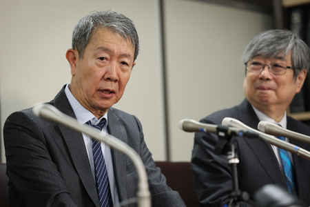 新生児取り違え訴訟で東京都の控訴断念を受け、記者会見する原告の江蔵智さん(左)=25日午後、東京都千代田区