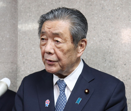 米国の関税措置に関する決議を江藤拓農林水産相に申し入れ後、記者団の取材に応じる自民党の森山裕幹事長=25日午後、東京都千代田区