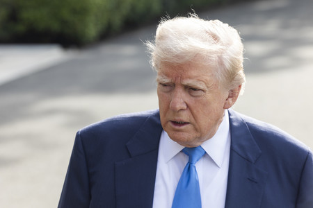 25日、ホワイトハウスで記者団の取材に応じるトランプ米大統領(EPA時事)