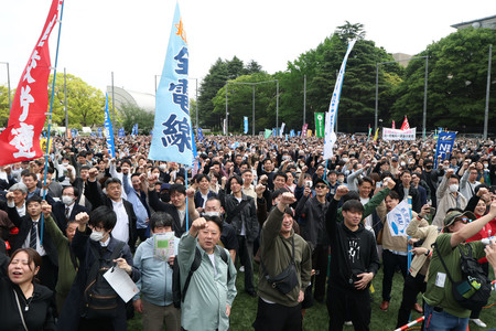 メーデー中央大会で気勢を上げる参加者=26日午前、東京都渋谷区