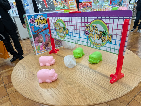 メガハウスが発売した「ブタミントン」=16日、東京都台東区