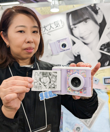 セガフェイブが発売した「プリントカメラ プリカ」=16日、東京都台東区