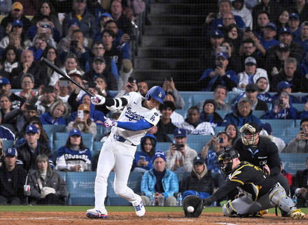 パイレーツ戦の5回、三振に倒れたドジャースの大谷=25日、ロサンゼルス