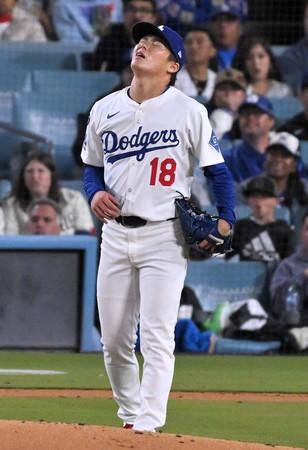 パイレーツ戦の5回、ヘイズに適時打を許し悔しがるドジャース先発の山本=25日、ロサンゼルス
