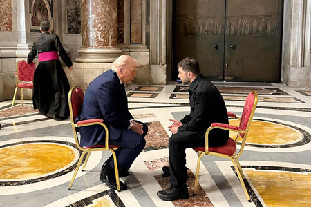 26日、バチカン市で行われたフランシスコ・ローマ教皇の葬儀に合わせて会談するトランプ米大統領(左)とウクライナのゼレンスキー大統領(ウクライナ大統領府提供)(AFP時事)