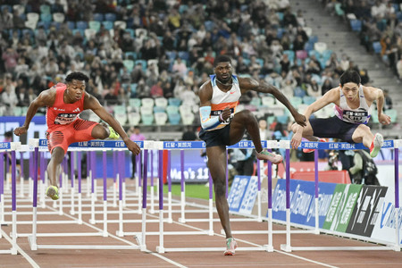 男子110メートル障害決勝の村竹ラシッド(左端)=26日、中国・アモイ(AFP時事)