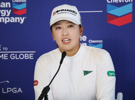第3ラウンドで韓国選手と並んで首位に立ち、会見に出席した西郷真央=26日、米テキサス州ウッドランズ