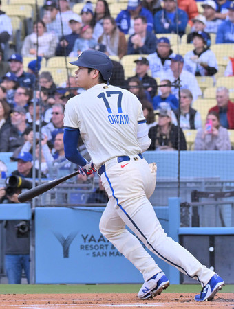 パイレーツ戦の1回、二塁打を放つドジャースの大谷=26日、ロサンゼルス