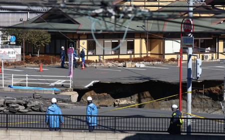 埼玉県八潮市で発生した道路陥没現場=1月30日