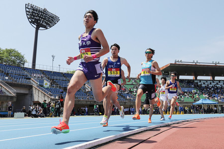 男子800メートル決勝で力走する落合晃(先頭)=27日、神奈川・レモンガススタジアム平塚