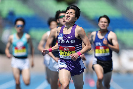 男子800メートル決勝で力走する落合晃(中央)=27日、神奈川・レモンガススタジアム平塚