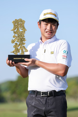優勝し、撮影に応じる小西たかのり=27日、千葉・MZ・GC