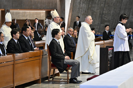 東京カテドラル聖マリア大聖堂で行われたフランシスコ・ローマ教皇の追悼ミサに参列された秋篠宮さま＝２７日午後、東京都文京区（代表撮影）