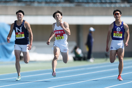 男子200メートル決勝で力走する壹岐元太(中央)=27日、神奈川・レモンガススタジアム平塚
