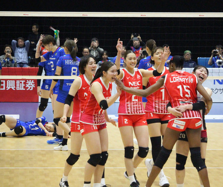 バレーボールSVリーグチャンピオンシップで決勝進出を決め喜ぶNEC川崎の選手=27日、川崎市とどろきアリーナ