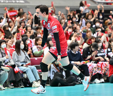 男子準決勝で名古屋に勝利し、決勝進出を決め、喜ぶサントリーの高橋藍=27日、Asueアリーナ大阪