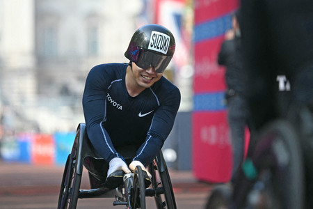 車いす部門男子2位でゴールし、笑顔を見せる鈴木朋樹=27日、ロンドン(AFP時事)