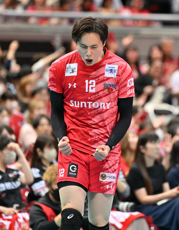 男子準決勝・名古屋戦の第4セット、ポイントを奪い、喜ぶサントリーの高橋藍=27日、Asueアリーナ大阪