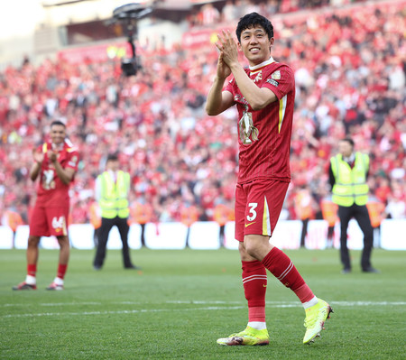 優勝を決めて喜ぶリバプールの遠藤＝２７日、英国・リバプール（ＥＰＡ時事）