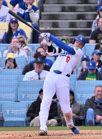 パイレーツ戦の7回、安打を放つドジャースの大谷=27日、ロサンゼルス