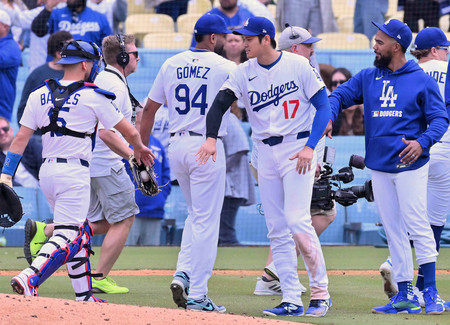パイレーツに勝利し、チームメートを迎えるドジャースの大谷(中央右)=27日、ロサンゼルス