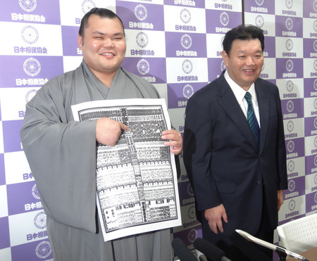 新入幕の栃大海(左)と春日野親方=28日、東京・両国国技館