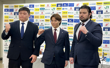 柔道の全日本選手権を前に記者会見した(右から)ウルフ・アロン、阿部一二三、中野寛太=28日、東京都内