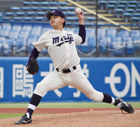 慶大戦で力投する明大の毛利=28日、神宮球場