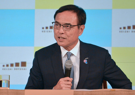 記者会見する経済同友会の新浪剛史代表幹事=28日午後、東京都千代田区
