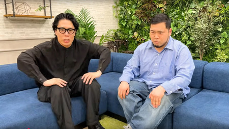 「令和ロマン」の公式ユーチューブチャンネルで活動復帰を報告する高比良くるまさん(左)と、相方の松井ケムリさん(同チャンネルより)