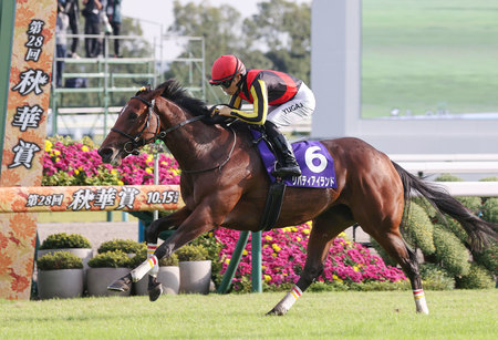 第28回秋華賞を制し、牝馬3冠を達成した川田将雅騎乗のリバティアイランド=2023年10月15日