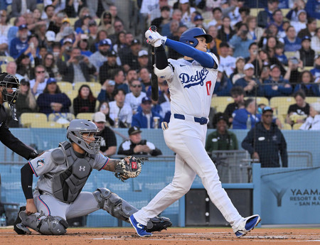 マーリンズ戦の1回、安打を放つドジャースの大谷=28日、ロサンゼルス