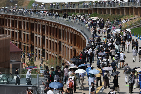 にぎわう大阪・関西万博の大屋根リング=19日、大阪市此花区