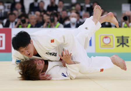 2回戦で一本負けした阿部一二三(下)=29日、東京・日本武道館