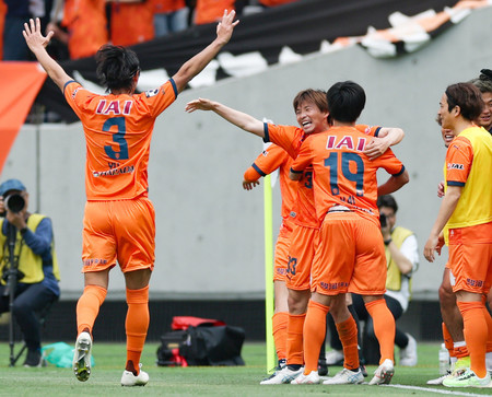後半、ゴールを決めて喜ぶ清水の乾(右から3人目)=29日、味スタ
