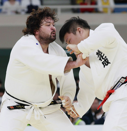 3回戦、中野寛太(右)を攻めるウルフ・アロン=29日、東京・日本武道館