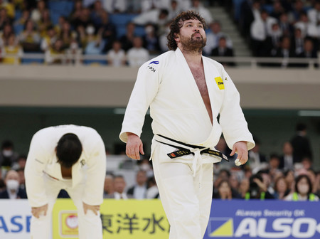 3回戦で敗れ、厳しい表情のウルフ・アロン(手前)=29日、東京・日本武道館