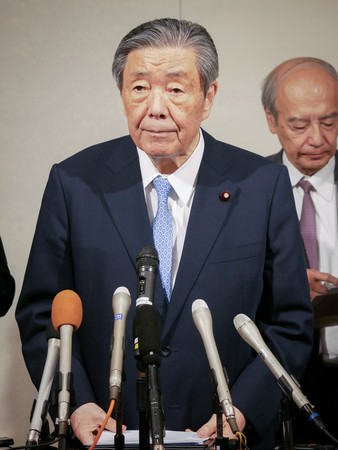 記者団の取材に応じる日中友好議員連盟の森山裕会長=29日、北京市