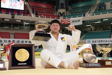 初優勝した香川大吾=29日、東京・日本武道館