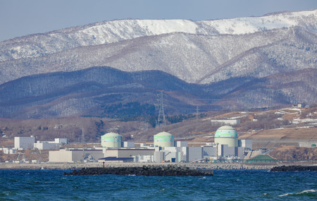北海道電力泊原発(泊村)=2024年3月、北海道岩内町から撮影