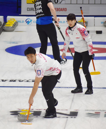 カーリングの混合ダブルス世界選手権、エストニア戦でプレーする松村千秋(右)と谷田康真=29日、カナダ・フレデリクトン