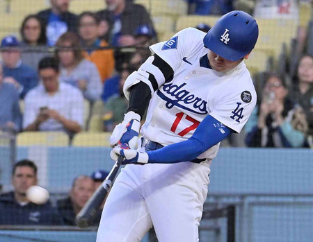 マーリンズ戦の1回、ソロ本塁打を放つドジャースの大谷=29日、ロサンゼルス
